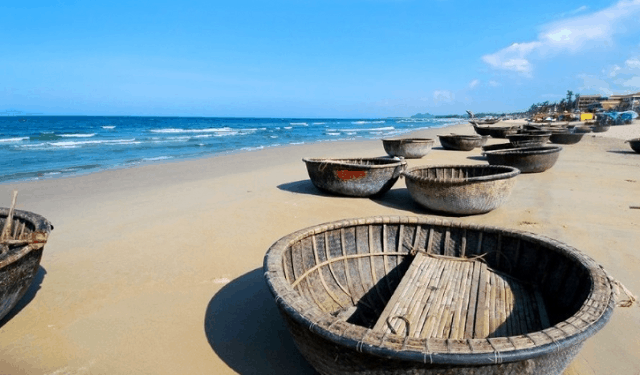 Người dân Thủy Tiên sử dụng thuyền thúng để đánh bắt hải sản