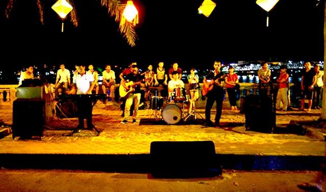 Địa điểm vui chơi ở Huế: Âm nhạc và du ca trên phố đi bộ
