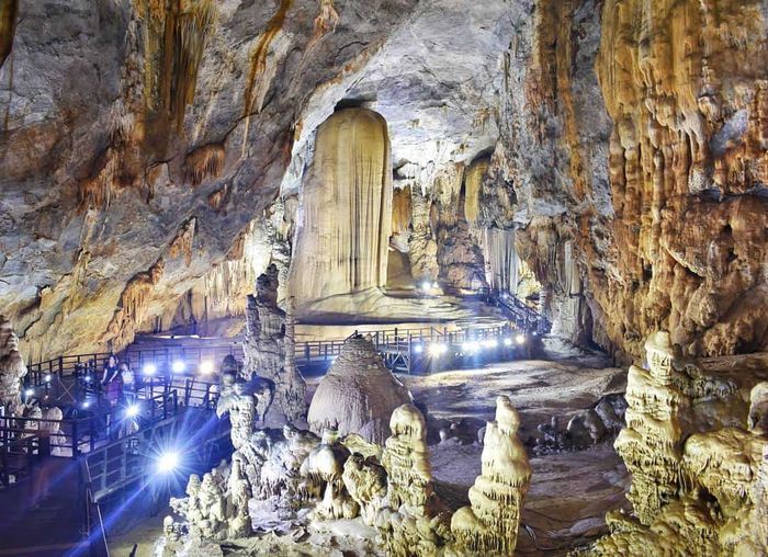 Nhũ đá bên trong động Thiên Đường 02