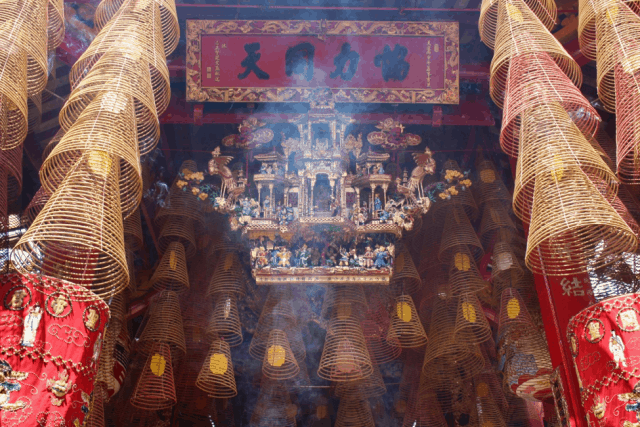 Khói Hương Trầm Lắng trong Gian Thờ