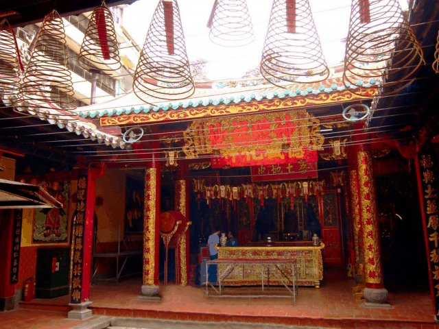 Ánh sáng tự nhiên thơ mộng bên trong chùa