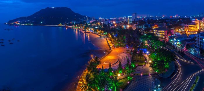 Bãi Trước đẹp lung linh huyền ảo về đêm