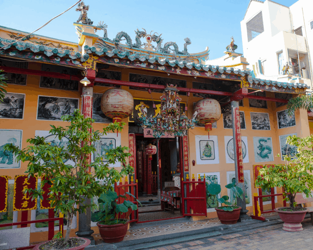 Mảng trang trí ấn tượng tại Chùa Ông
