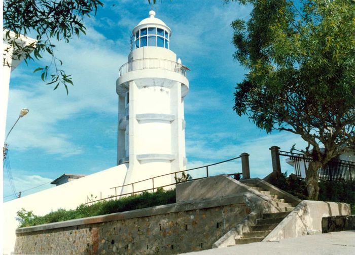 Nằm trên đỉnh núi Nhỏ, ngọn hải đăng với kiến trúc cổ điển từ năm 1862, là một trong những hải đăng cổ xưa nhất Việt Nam và Đông Nam Á