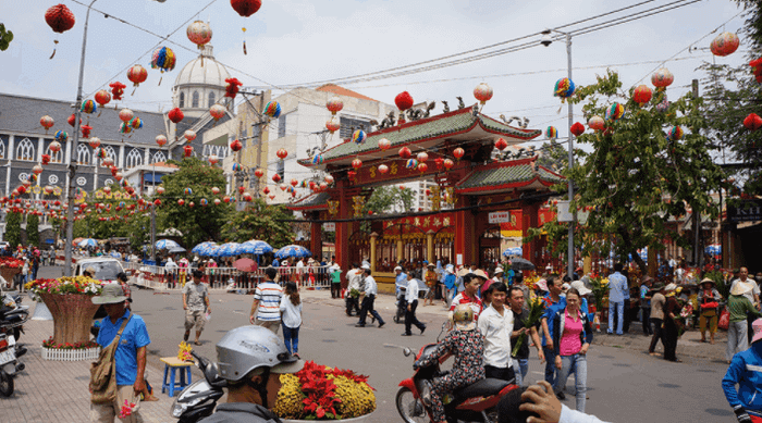 Hình ảnh đám đông về tham gia lễ hội chùa Bà Thiên Hậu