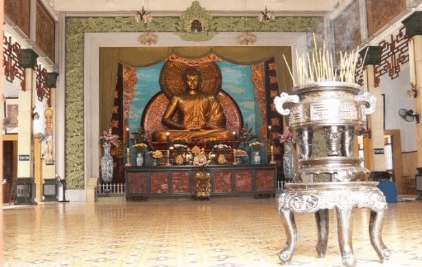 Khung cảnh tĩnh lặng bên trong chùa Xá Lợi