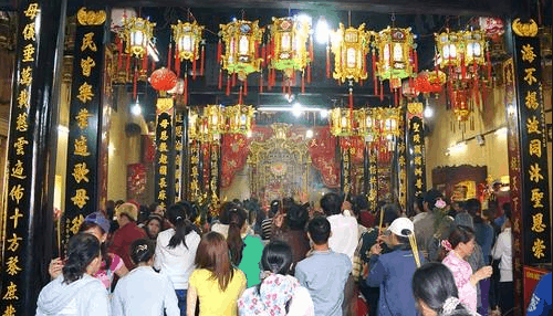 Hình ảnh nghi thức lễ bái bên trong chùa Bà Thiên Hậu