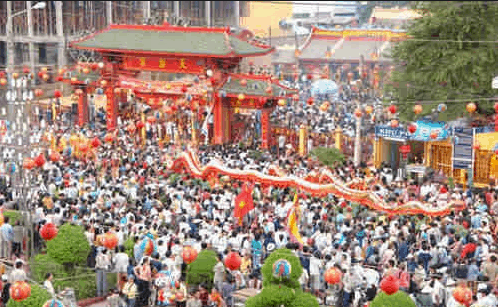 Hình ảnh đông đảo người tham gia lễ hội chùa Bà Thiên Hậu