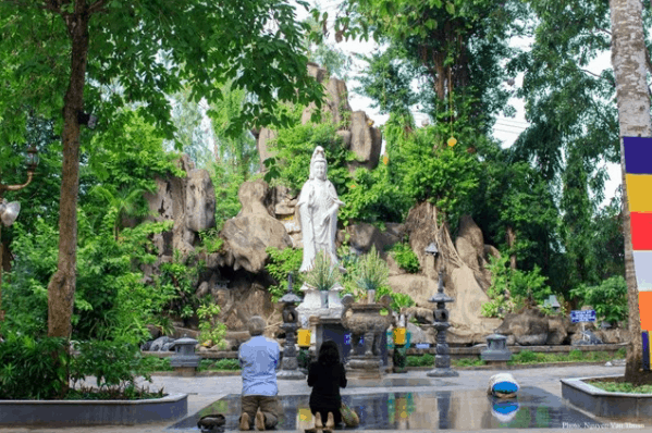 Không gian thanh tịnh bên trong ngôi chùa Hoằng Pháp