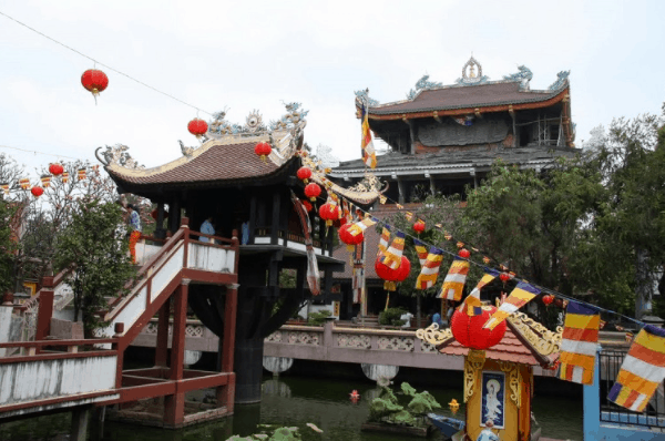 Khung cảnh long lạy tại ngôi chùa Một Cột