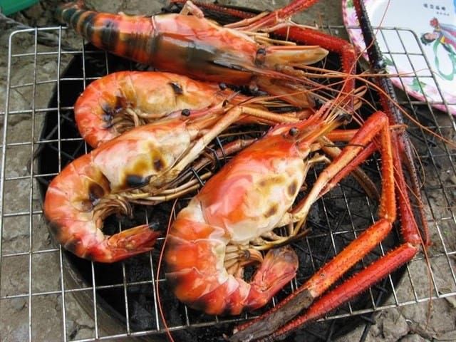Mê mẩn với món tôm nướng tại nhà vườn Long Phước