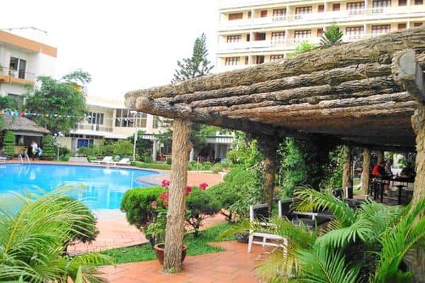 Khách sạn cung cấp bể bơi ngoài trời và nhiều tiện ích khác