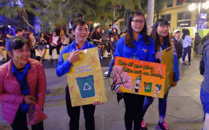 Sinh viên tình nguyện hăng say (sưu tầm)