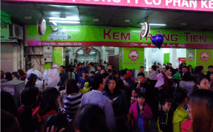 Phố kem Tràng Tiền rất đông người (sưu tầm)