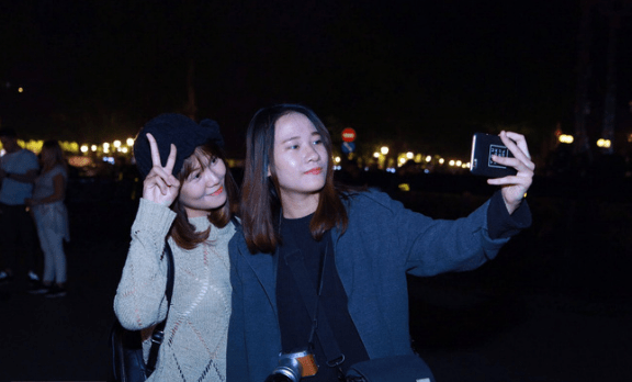 Các bạn trẻ tận dụng thời cơ check-in (sưu tầm)