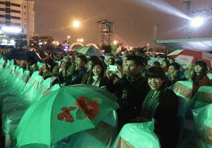 Mưa làm cho niềm vui càng tràn ngập không khí (Sưu tầm)