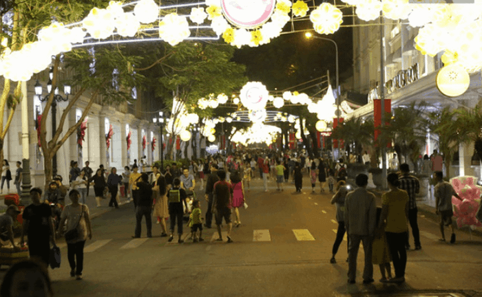 Đường phố lung linh trang hoàng (sưu tầm)