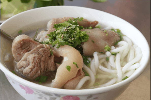 Bát bánh canh giò heo hấp dẫn từ cái nhìn