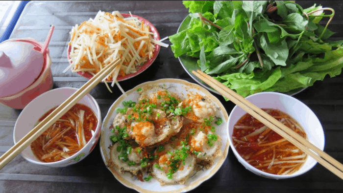 Bánh Khọt đi kèm với rau sống, dưa góp chua và nước mắm chua cay ngon tuyệt vời