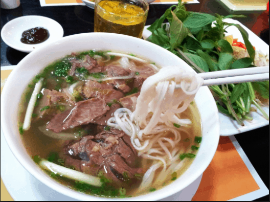Bát phở Bình bò chín nóng hổi thơm ngon