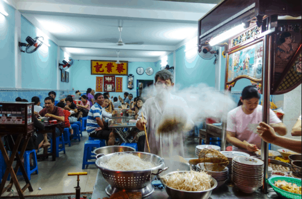 Chủ cửa hàng trụng mì bên nồi nước phát ra khói ngất