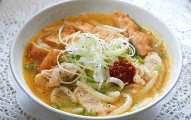 Bát bánh canh chả cá hấp dẫn thực khách