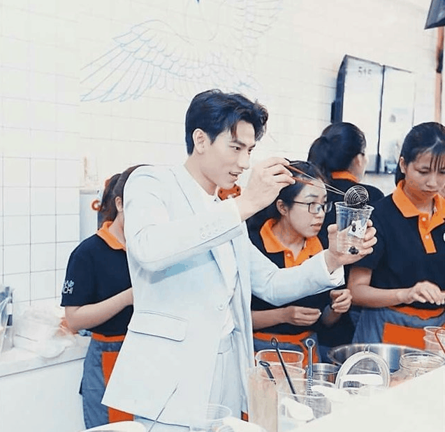 Hình ảnh ca sĩ Isaac tận tay pha chế đồ uống cho khách