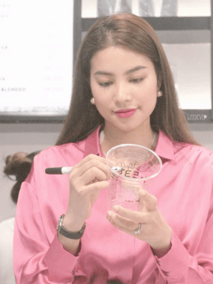 Hình ảnh hoa hậu Phạm Hương ký tên trên cốc trà sữa độc đáo