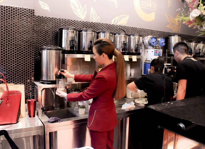 Hình ảnh hoa hậu Thu Hoài pha đồ uống cho khách