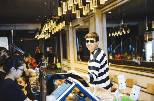 Nghệ sĩ Trấn Thành ghé thăm trà sữa Maku