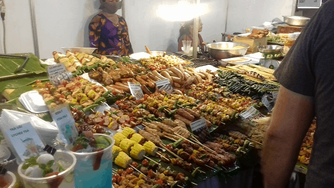 There are many delicious snack stalls within the park