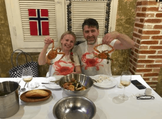 Du khách quốc tế đến Crab House để thưởng thức ghẹ