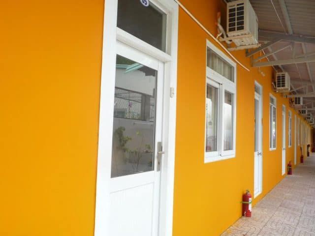 Bức tường cam nổi bật tại khách sạn này (Ảnh ST)