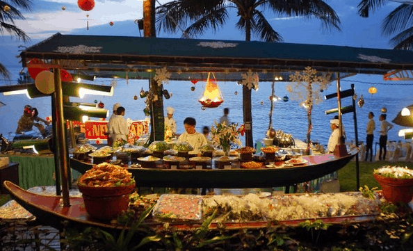 Thưởng thức ẩm thực bên cạnh bờ biển lãng mạng
