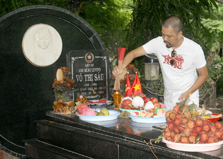 Hình ảnh NTK Đức Hùng thăm mộ chị Sáu tại Côn Đảo