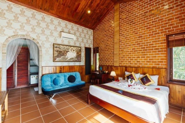 Phòng nghỉ hiện đại tại Resort Cottage Village (ảnh ST)