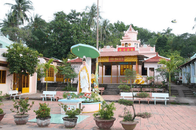 Không gian sân chùa Sùng Hưng
