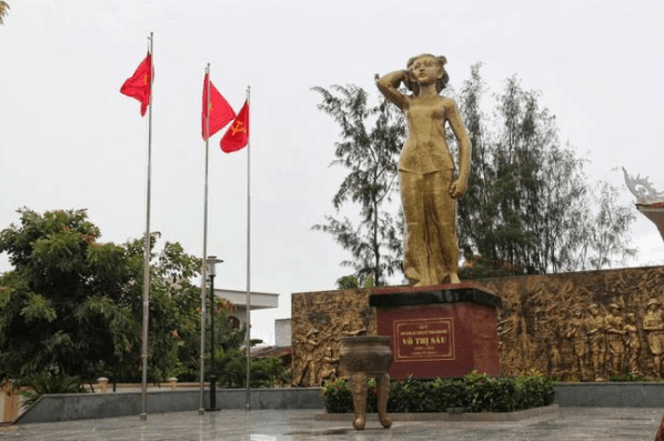Tượng đài chị Võ Thị Sau tại quê nhà Đất Đỏ