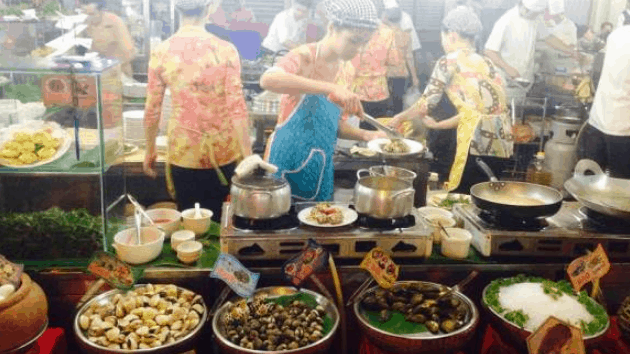 Trong chợ bán đủ các loại mặt hàng (sưu tầm)