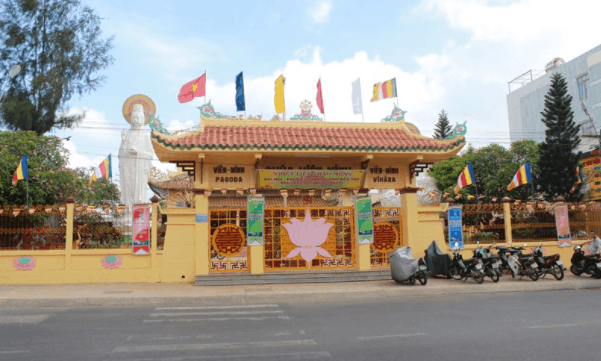 Cổng chùa Viên Minh Bến Tre - Hòa mình trong không gian linh thiêng