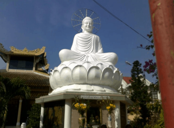 Tượng Phật Thích Ca cao 7m đặt giữa không gian sân chùa Viên Minh