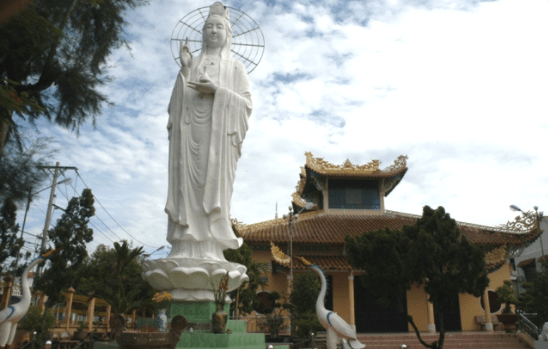 Tượng phật Quan Âm tọa lạc trong khu vực sân chùa Viên Minh