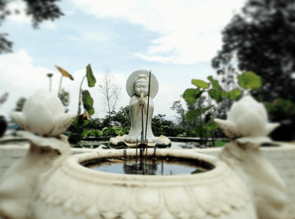 Tượng Quan Thế Âm Bồ Tát tinh xảo tại sân chùa