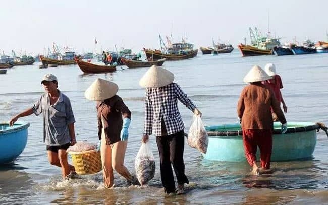 cảnh ngư dân tại Làng Chài Rạch Vẹm