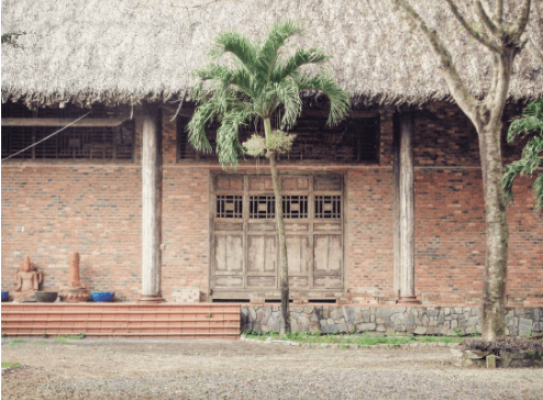 Đến Mê Cung Trúc, bạn sẽ bị lạc vào một thế giới tràn ngập trúc với 5 ngôi nhà được xây dựng từ 2.000 cây trúc, một trải nghiệm thực sự ấn tượng và mới mẻ.