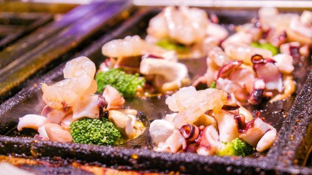 Thưởng thức đặc sản tại chợ đêm Cao Hùng