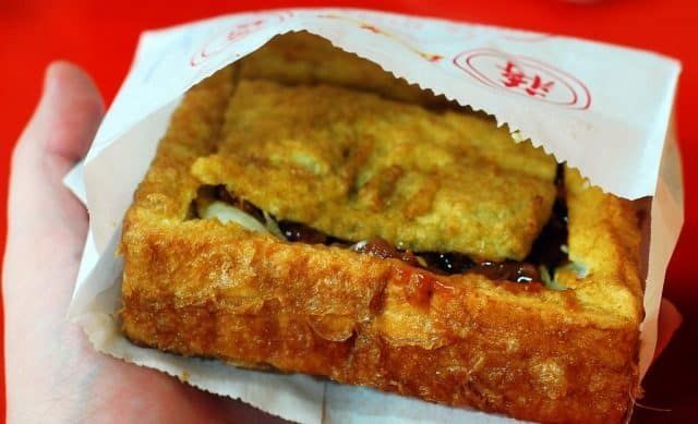 Điểm đặc biệt còn nằm ở loại nước sốt như súp gà, sốt chua ngọt,… chắc chắn sẽ làm hài lòng những thực khách khó tính nhất (ảnh ST)