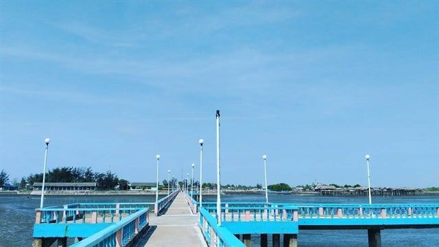 Cây cầu xanh rực dẫn đến biển (ảnh ST)