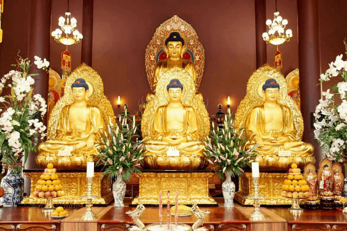 Khung cảnh trang nghiêm bàn thờ Phật bên trong chùa
