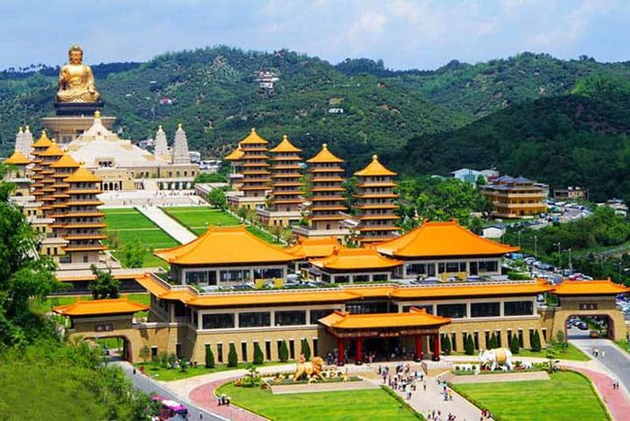 Khám phá vẻ đẹp của Chùa Phật Quang Sơn